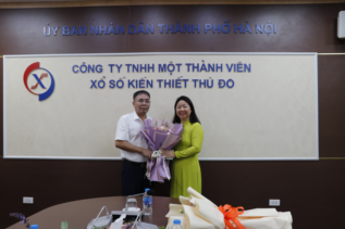 Ban Quản Lý, Công Đoàn Công ty TNHH MTV Xổ số KTTĐ tặng hoa chúc mừng nhân ngày 20/10