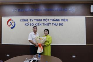 Ban Quản Lý, Công Đoàn Công ty TNHH MTV Xổ số KTTĐ tặng hoa chúc mừng nhân ngày 20/10